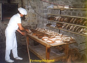 Blick in die Festungsbäckerei - 
die Meisterbäcker bei ihrer Arbeit